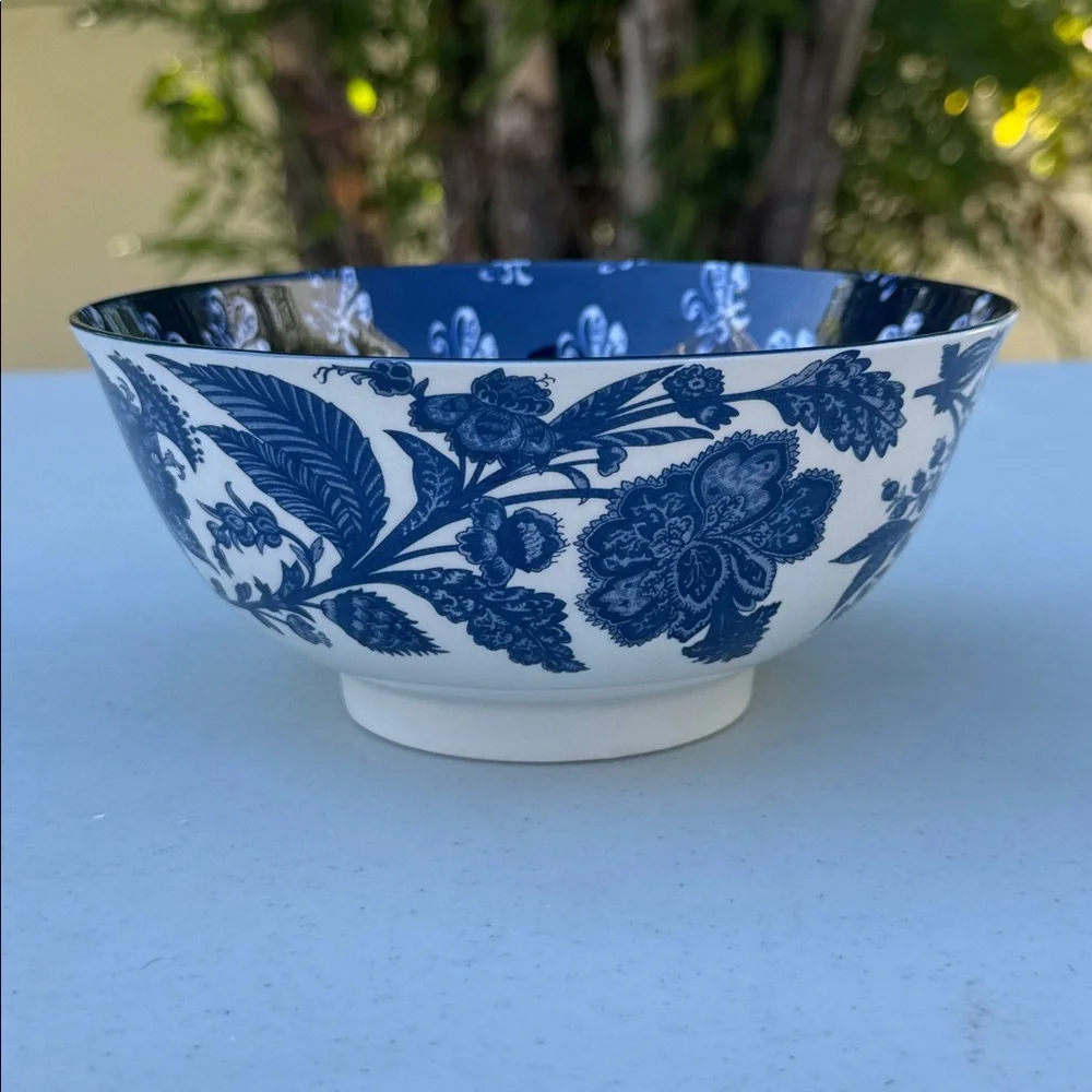 Elegant Fleur de Lis Blue and White Decorative Bowl - Picture 2 of 3